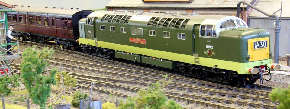 KEMILWAY Korean Brass Tourist stock with maroon coaches